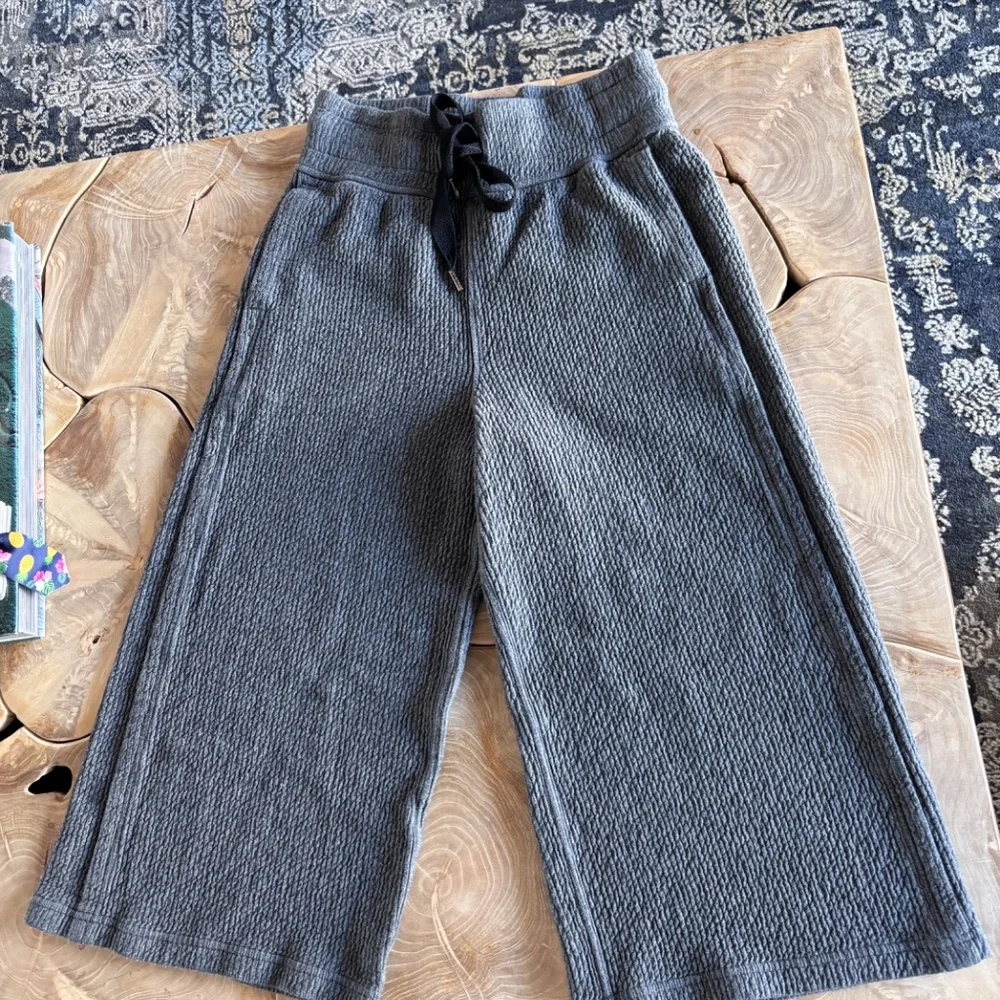 Lululemon Retreat Yourself Crop Heathered Core Dark Grey - Picture 2 of 4